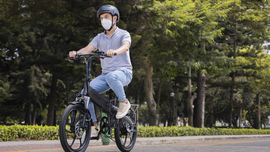 ¿Cómo desplazarse en bicicletas y scooters de forma segura en fiestas?