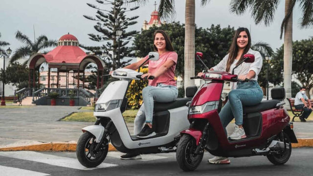 Mujeres incrementan uso de motocicletas eléctricas