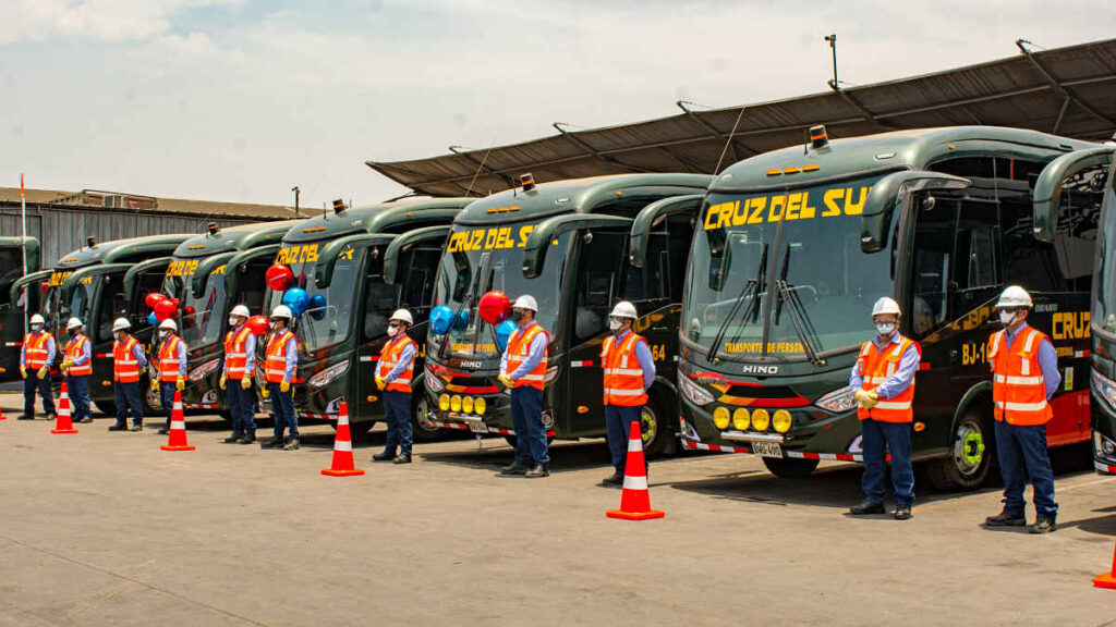 Hino y Mitsui Automotriz entregan minibuses a Cruz del Sur