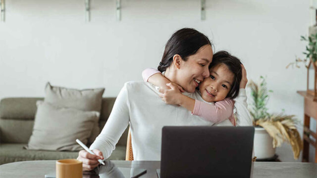 3 recomendaciones de Fitbit para mejorar la rutina de cuidado personal de una mamá ocupada
