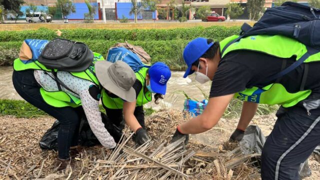 Recogen 2 toneladas de basura en el río Chillón