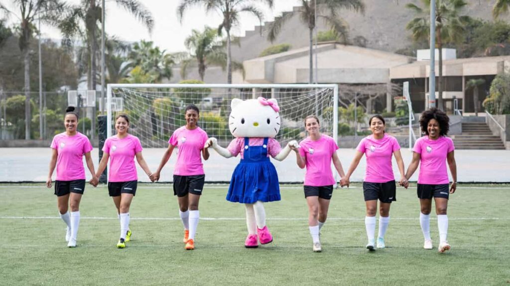 Hello Kitty se une al fútbol para sensibilizar y prevenir el cáncer de mama