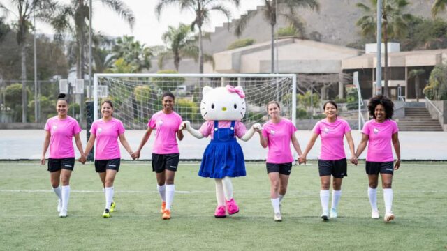 Hello Kitty se une al fútbol para sensibilizar y prevenir el cáncer de mama