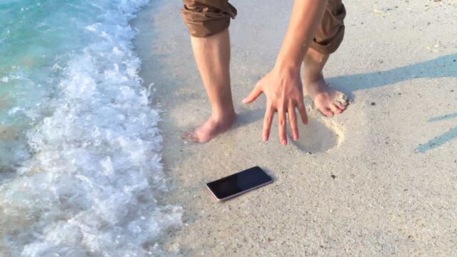 ¿Sabes cómo proteger tu smartphone cuando vas a la playa?