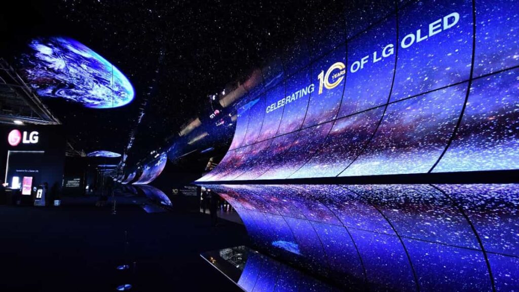 LG construyó un panel con 260 pantallas fexibles para recibir a los usuarios del CES