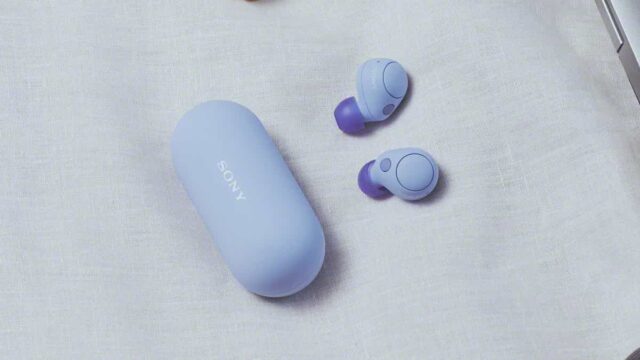 Sony presenta sus nuevos audífonos WF-C700N y los WH-1000XM5 azules