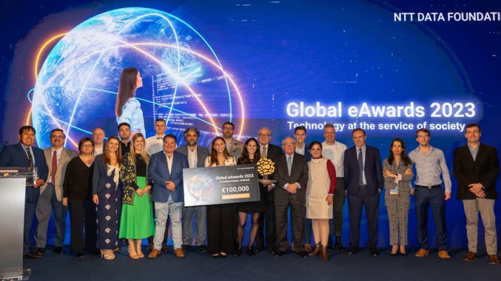 Dispositivo portátil con IA que predice el riesgo del cáncer de mama gana los Global eAwards 2023 de NTT DATA FOUNDATION