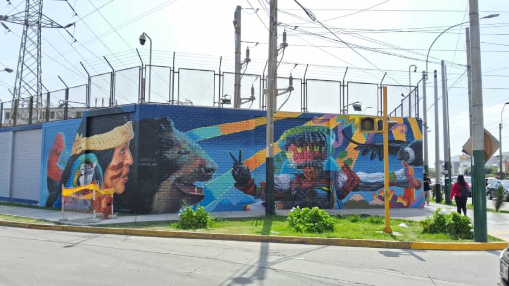 Presentan mural artístico que purifica el aire y neutraliza los gases contaminantes de los autos