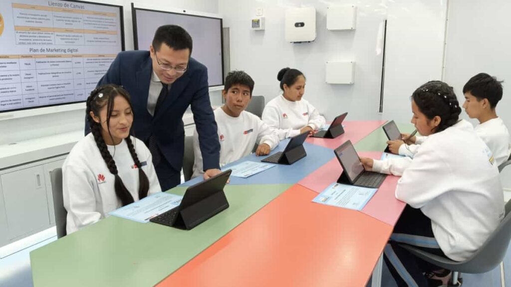 Huawei inicia recorrido de su 'Aula móvil' en las zonas rurales de Perú