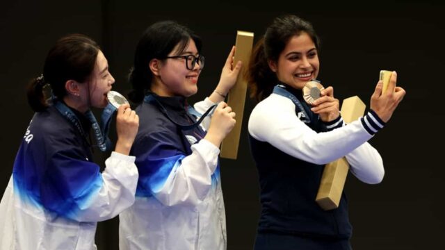 ▲ (Desde la izquierda) El medallista de plata Yeji Kim, el medallista de oro Ye Jin Oh, del equipo de la República de Corea, y el medallista de bronce Manu Bhaker, del equipo de India, posan para su Selfie de la Victoria después de la competencia femenina de tiro con pistola de aire comprimido de 10 metros. (Foto de Charles McQuillan/Getty Images)