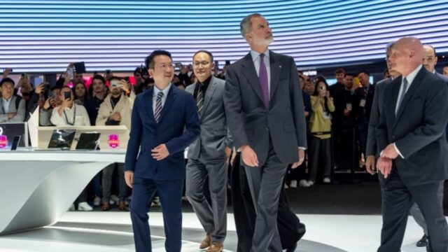 Rey Felipe VI de España conoció las soluciones con IA de Honor en inauguración de MWC 2025